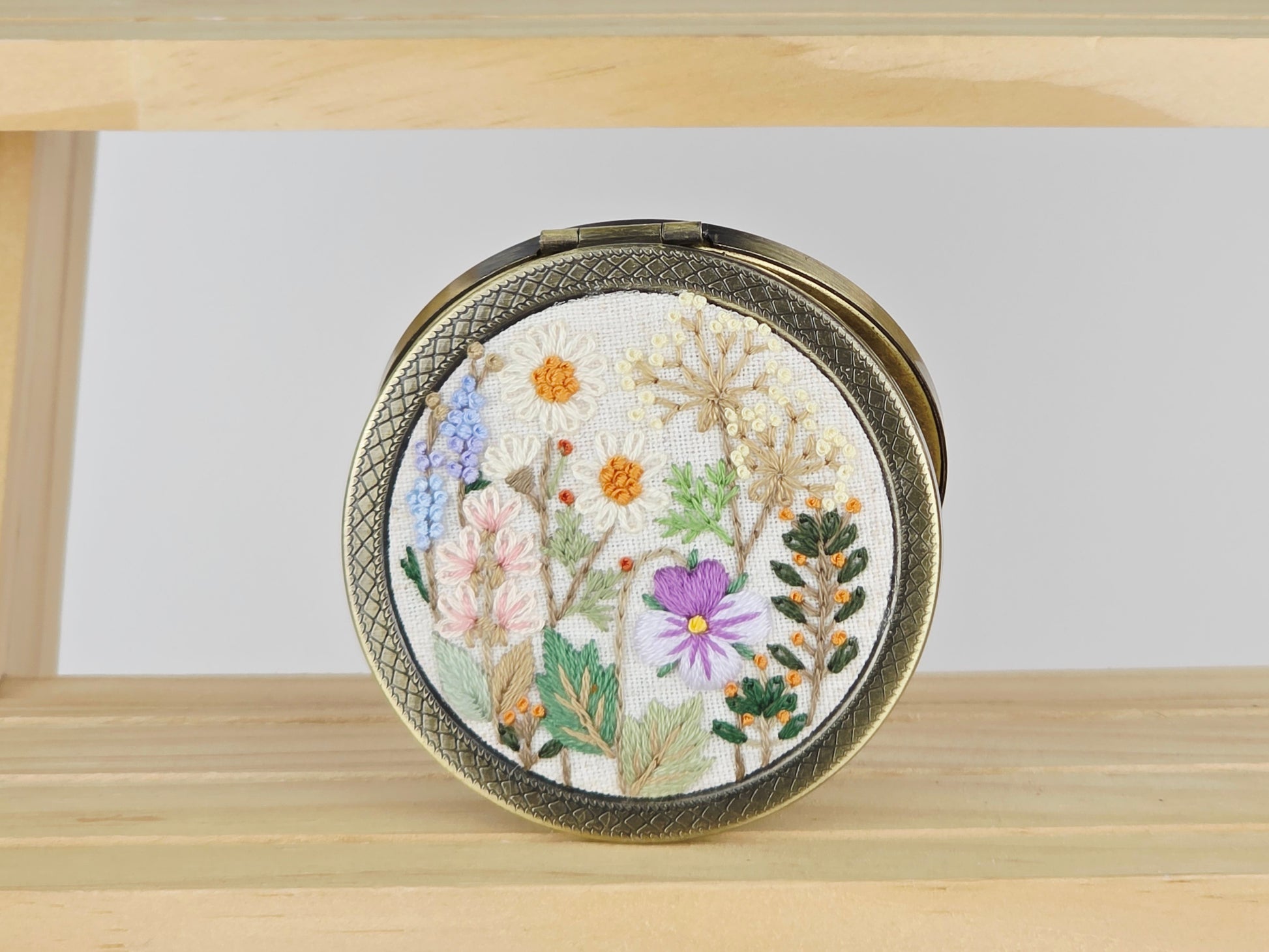 Motif Compact Mirror - Ivory Wildflower Tapestry | Handmade by Lena Handicrafts
