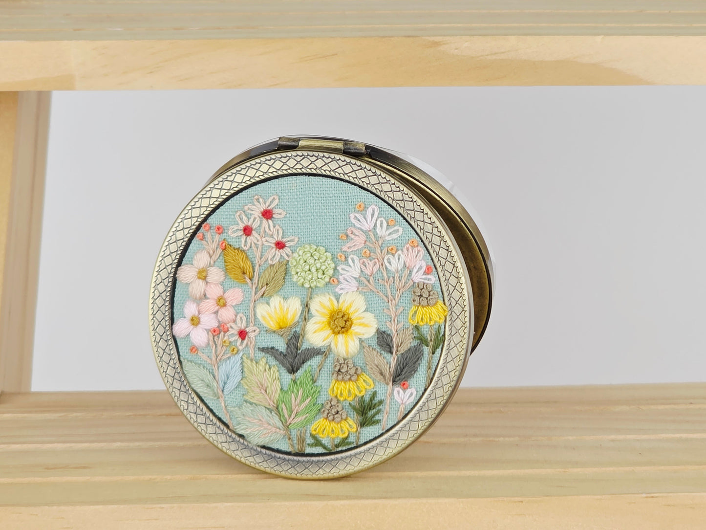 Motif Compact Mirror - Sage Daisy Bouquet | Handmade by Lena Handicrafts