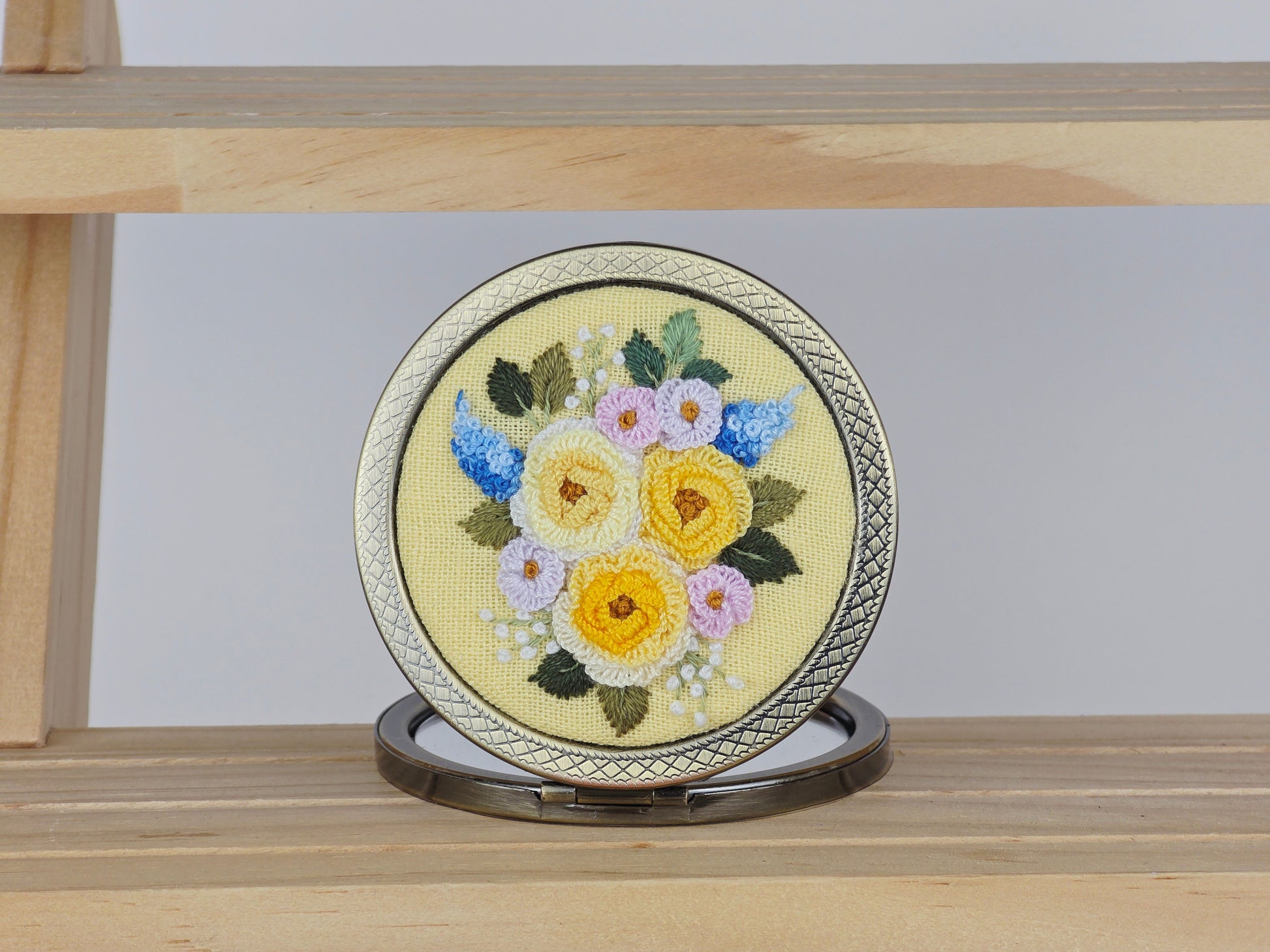 Motif Compact Mirror - Butter Rose Bouquet | Handmade by Lena Handicrafts